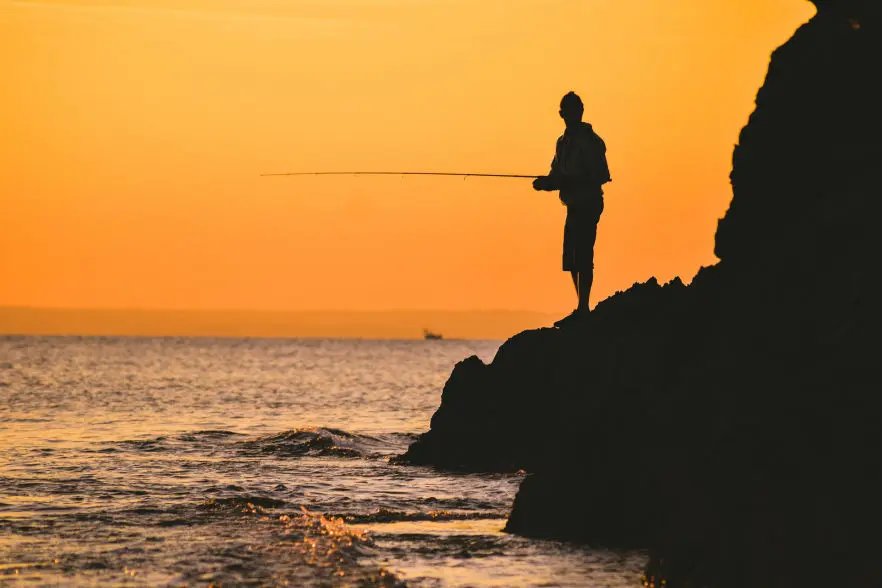 Pescador no por do sol